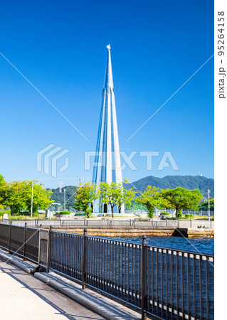 宇品海岸通りの海辺から東方面の宇品波止場公園やパラダイスの塔が見えます。広島県 95264158