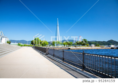 宇品海岸通りの海辺から東方面の宇品波止場公園やパラダイスの塔が見えます。広島県 宇品海岸通りの海辺から東方面の宇品波止場公園やパラダイスの塔が見えます。広島県 95264159