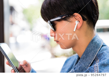 音楽を聴く男性　サングラス　イヤホン 95264797