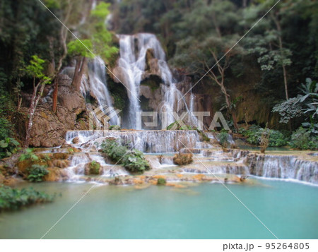 ラオス　ルアンパバーン　クアンシーの滝　ジオラマ風 95264805