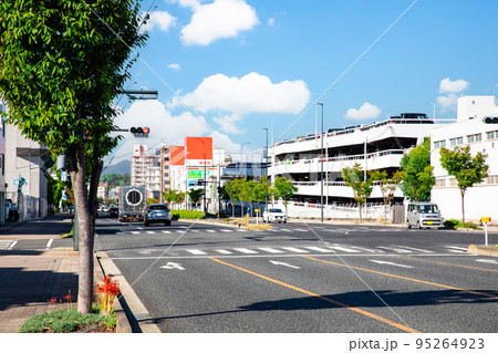 宇品東町から北方向の皆実町、出汐町方面を展望しています。右側にはマツダの工場群があります。広島県 宇品東町から北方向の皆実町、出汐町方面を展望しています。右側にはマツダの工場群があります。広島県 95264923