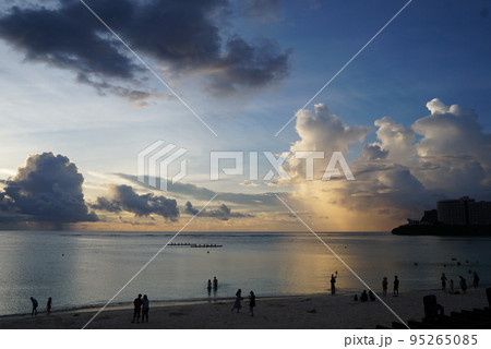 夕日に染まるグアムの海と空 夕日に染まるグアムの海と空 95265085