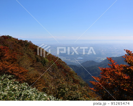 御在所ロープウェイで秋の紅葉がかり初めの景色 御在所ロープウェイで秋の紅葉がかり初めの景色 95265474