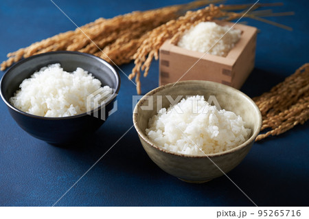 茶碗に盛り付けたご飯 95265716