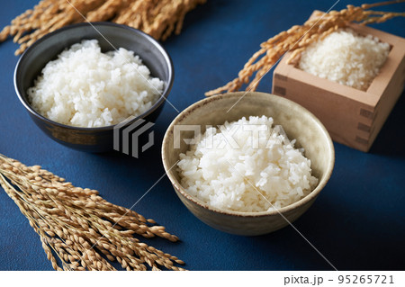 茶碗に盛り付けたご飯 95265721