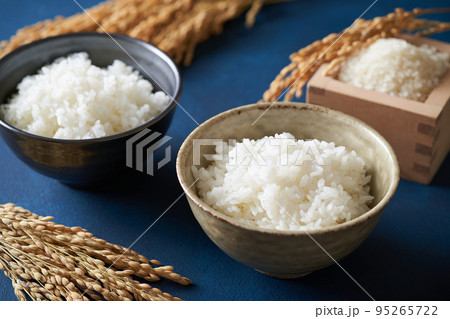 茶碗に盛り付けたご飯 95265722