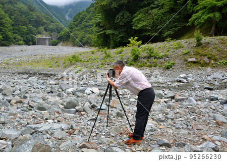 玄倉の写真を撮るトレッカー 95266230