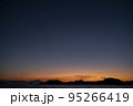 暮れなずむ海峡の夕景 95266419