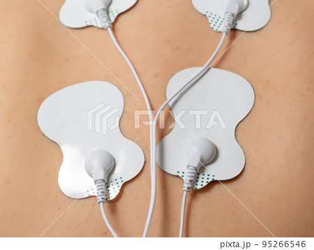 Treatment and relaxation of muscles on the human body with the help of an electronic apunctuator medical device. Skin massage, home physiotherapy. Stimulation 95266546