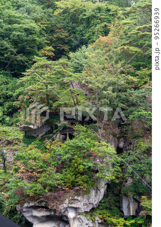 奥の細道で松尾芭蕉が詠んだ山形の山寺立石寺の写真素材 [95266939