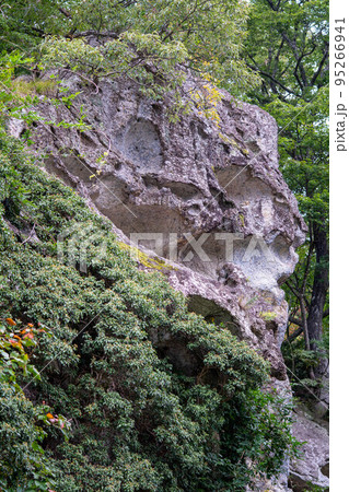 奥の細道で松尾芭蕉が詠んだ山形の山寺立石寺 95266941