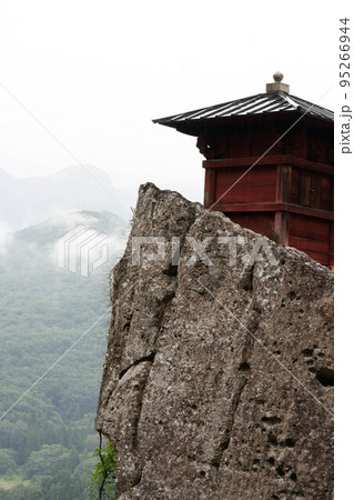 奥の細道で松尾芭蕉が詠んだ山形の山寺立石寺 95266944