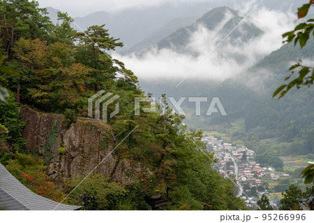 奥の細道で松尾芭蕉が詠んだ山形の山寺立石寺 95266996