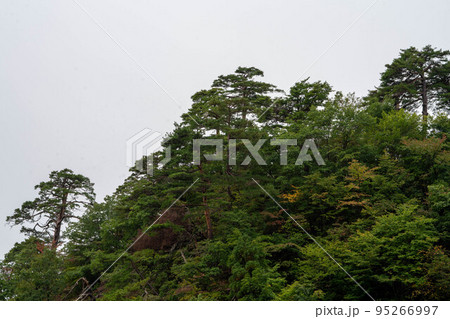奥の細道で松尾芭蕉が詠んだ山形の山寺立石寺 95266997