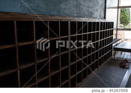 懐かしい小学校の靴箱 95267009