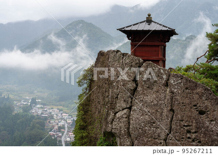 奥の細道で芭蕉が詠んだ山形の山寺・立石寺の風景 奥の細道で芭蕉が詠んだ山形の山寺・立石寺の風景 95267211