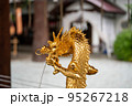 黄金の龍の噴水 95267218