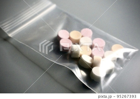 小袋に入った錠剤のイメージ 95267393