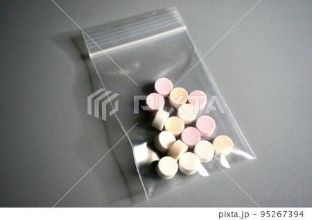 小袋に入った錠剤のイメージ 小袋に入った錠剤のイメージ 95267394