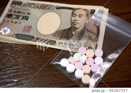 小袋に入った錠剤とお金のイメージ 小袋に入った錠剤とお金のイメージ 95267557
