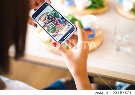 スマホで料理を撮る女性 スマホで料理を撮る女性 95267873