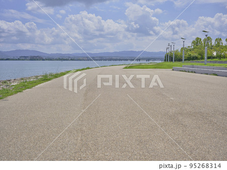 風景素材 晴れた日のなぎさ公園の歩道と近江大橋 風景素材 晴れた日のなぎさ公園の歩道と近江大橋 95268314