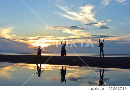 干潟のある夕焼け風景 干潟のある夕焼け風景 95268710