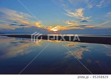 干潟のある夕焼け風景 95268829