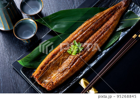 国産うなぎの蒲焼きと日本酒 95268845