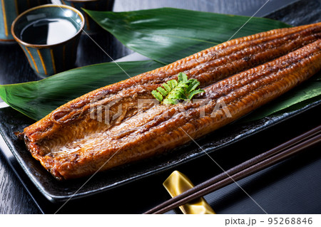 国産うなぎの蒲焼きと日本酒 国産うなぎの蒲焼きと日本酒 95268846