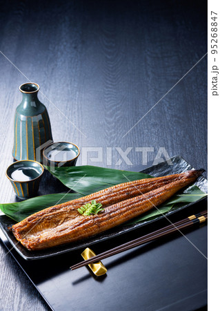 国産うなぎの蒲焼きと日本酒 国産うなぎの蒲焼きと日本酒 95268847