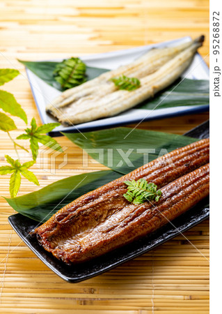 うなぎ　蒲焼と白焼き 95268872