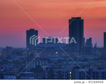 タイ・バンコク バンナー地区の夜明け / Bangkok, Thailand 95268908