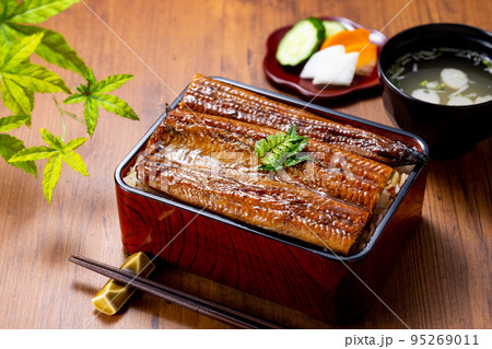 木目のテーブルに置いた鰻重 95269011