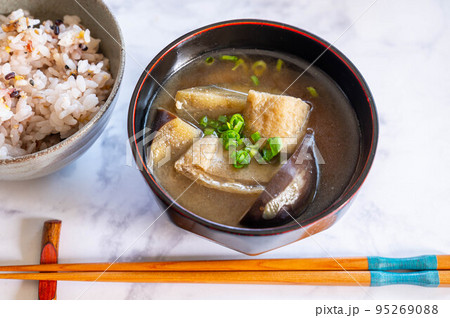 水茄子の味噌汁と雑穀ご飯 95269088
