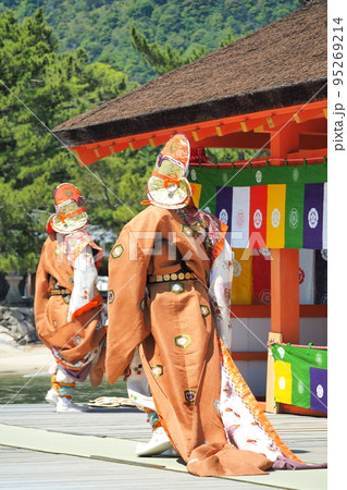 日本の伝統:雅楽:秋の宮島=厳島神社での奉納の舞 日本の伝統:雅楽:秋の宮島=厳島神社での奉納の舞 95269214