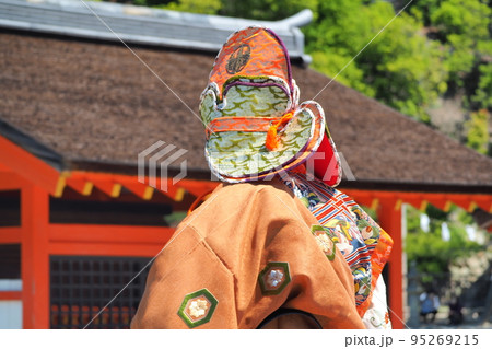 日本の伝統：雅楽：秋の宮島＝厳島神社での奉納の舞 95269215