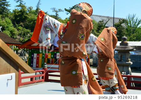 日本の伝統:雅楽:秋の宮島=厳島神社での奉納の舞 日本の伝統:雅楽:秋の宮島=厳島神社での奉納の舞 95269218