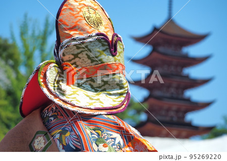 日本の伝統:雅楽:秋の宮島=厳島神社での奉納の舞 日本の伝統:雅楽:秋の宮島=厳島神社での奉納の舞 95269220