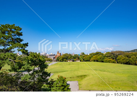 金沢城新丸広場越しの金沢市街池 95269224