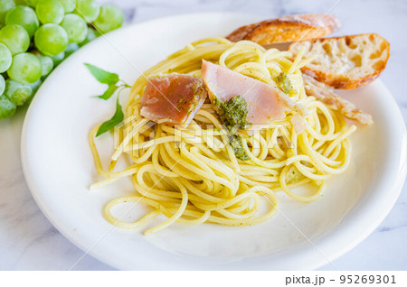 じゃがいもと生ハムのバジルソースパスタ 95269301