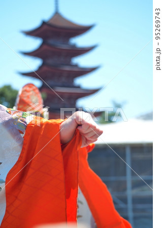 厳島神社の舞楽:強い意志をあらわすこぶし 厳島神社の舞楽:強い意志をあらわすこぶし 95269743