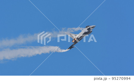 イタリア空軍ユーロファイターEF-2000機首上げ イタリア空軍ユーロファイターEF-2000機首上げ 95270994