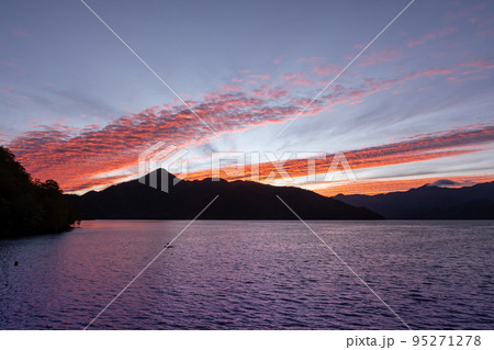 夕暮れの中禅寺湖　栃木県奥日光 95271278