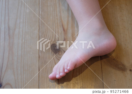 5歳の女の子の足 95271466