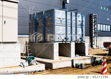 工場建設工事現場　給水設備ステンレス製パネルタンク設置 95271590