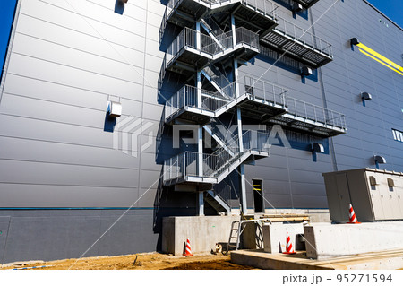 工場建設工事現場　非常階段とキュービクル 95271594