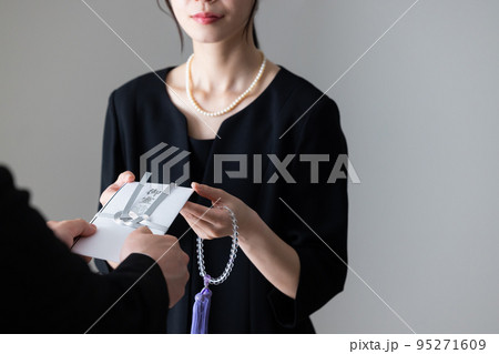 葬儀イメージ　香典 95271609