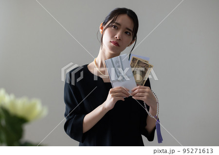 葬儀イメージ　香典 95271613