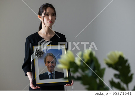 葬儀イメージ　遺影 95271641